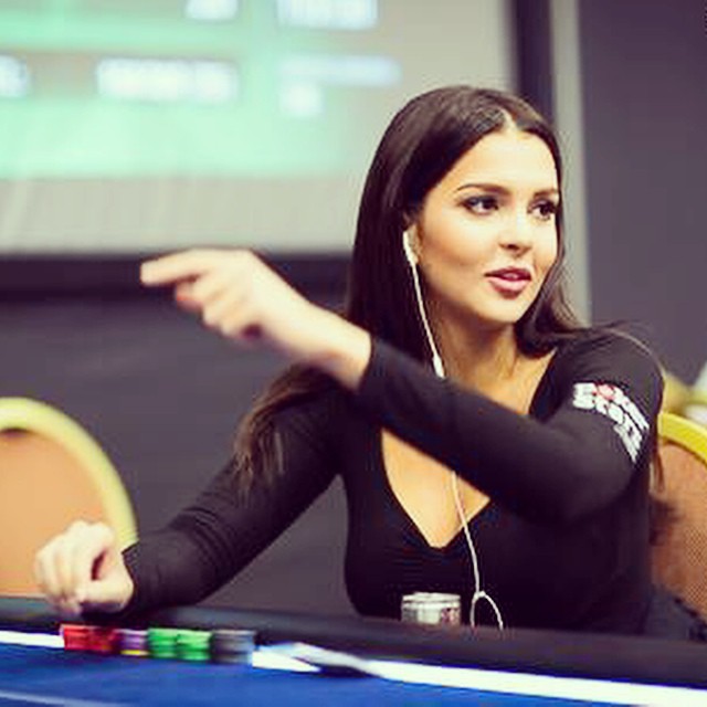 Miss Finlande joue si bien au poker …